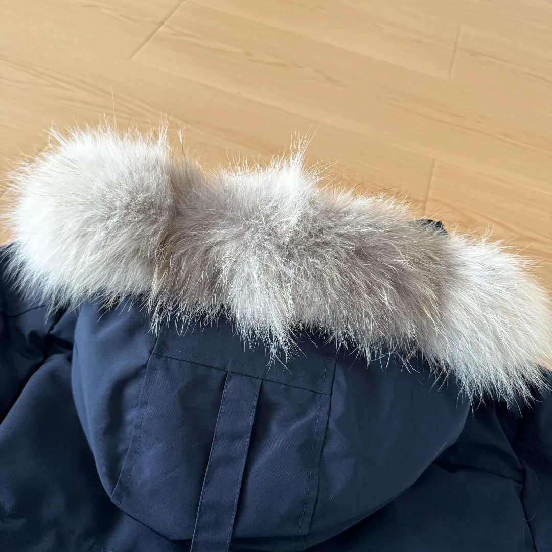 Style number: Y 183 (The new 17 models come standard without wolf fur, wolf fur costs +50) Canada Goose New 17 models of down jackets, timeless Classic, same style for men and women, mid-length windbreaker jacket. Canada Goose technology waterproof fabric is wind and cold resistant and extremely warm! Plush heat storage keeps you warm and warms you up quickly! Extra large fur collar design, fine fur, smooth to the touch, comfortable and skin-friendly! Double windproof cuffs to prevent cold wind from entering! The pockets have a flap zipper design and the upper pocket is a diagonal pocket, which is convenient and practical! Canada Goose’s popularity in the past two years has greatly surpassed that of the king of down jackets, the Meng Mouth, and it is the hottest item in autumn and winter on INS! Same Style for men and women, Canada Goose Classic style! Color: Black Black Label Black Red Label Cream White Gray Black Label Gray Red Label Navy Blue Sizes: XS S M L XL XXL